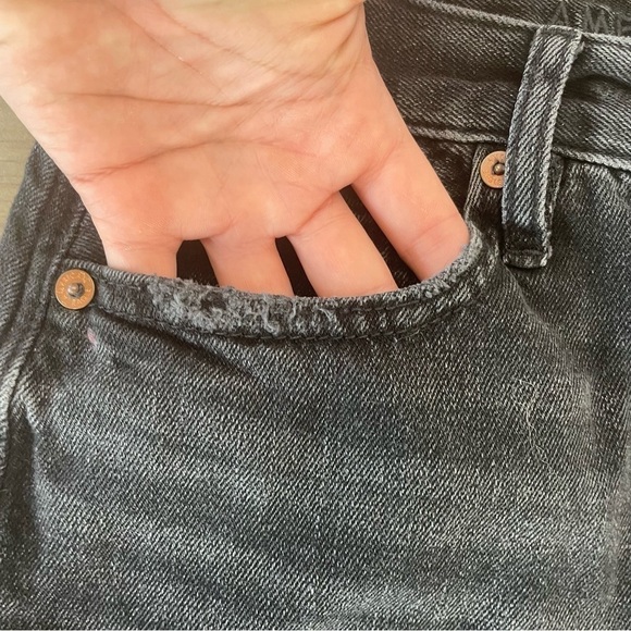 AMERICAN Eagle Black Distressed Cutoff 90’s Boyfriend Short - Picture 4 of 7